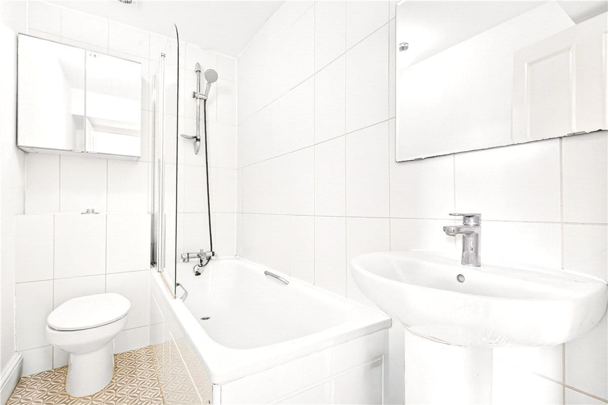 2 bedroom flat, Ladbroke Road, Holland Park W11 - Available