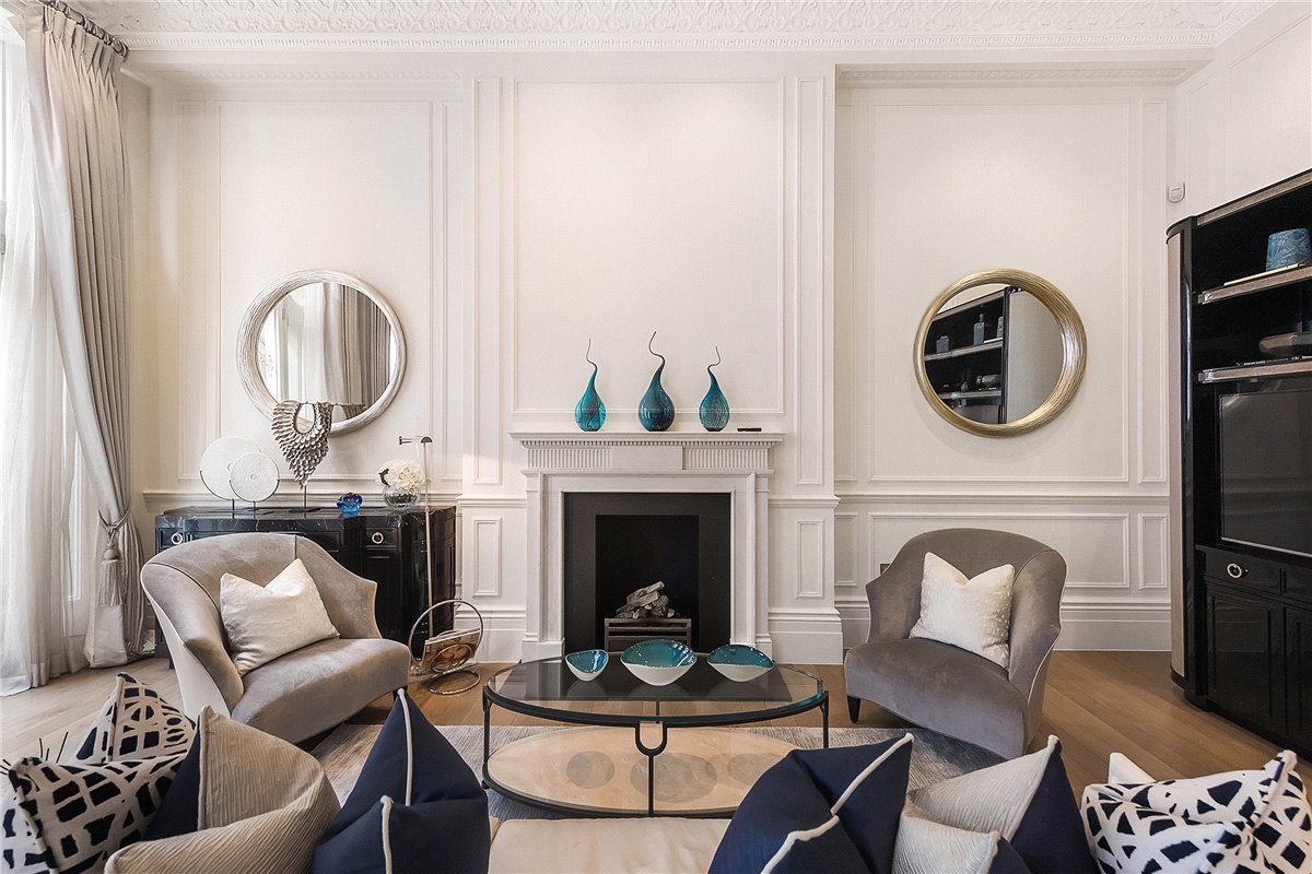 2 bedroom flat, Ennismore Gardens, Knightsbridge SW7 - Available