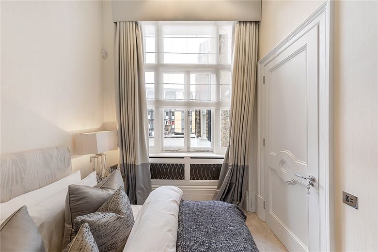 2 bedroom flat, Ennismore Gardens, Knightsbridge SW7 - Available