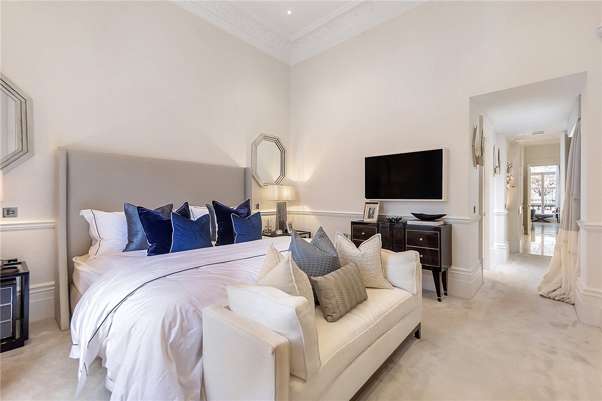 2 bedroom flat, Ennismore Gardens, Knightsbridge SW7 - Available