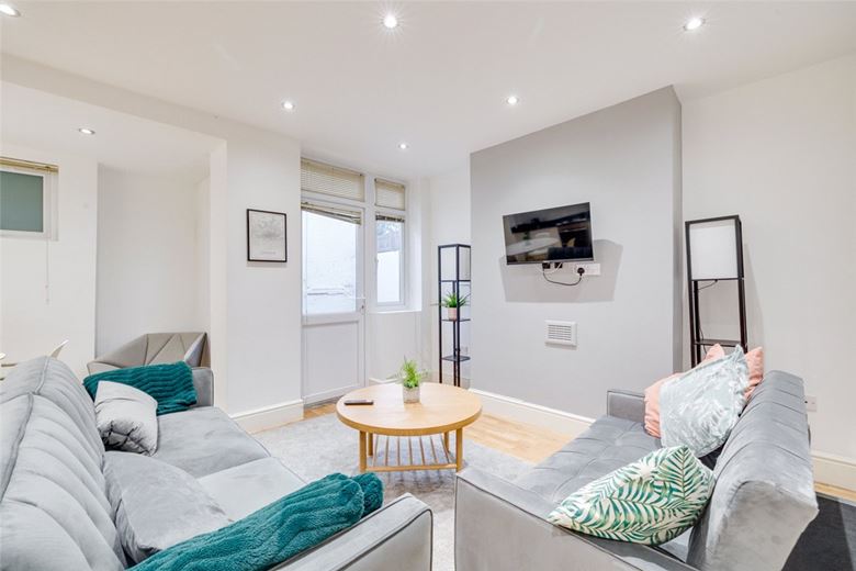 1 bedroom flat, Cremorne Road, Chelsea SW10 - Available
