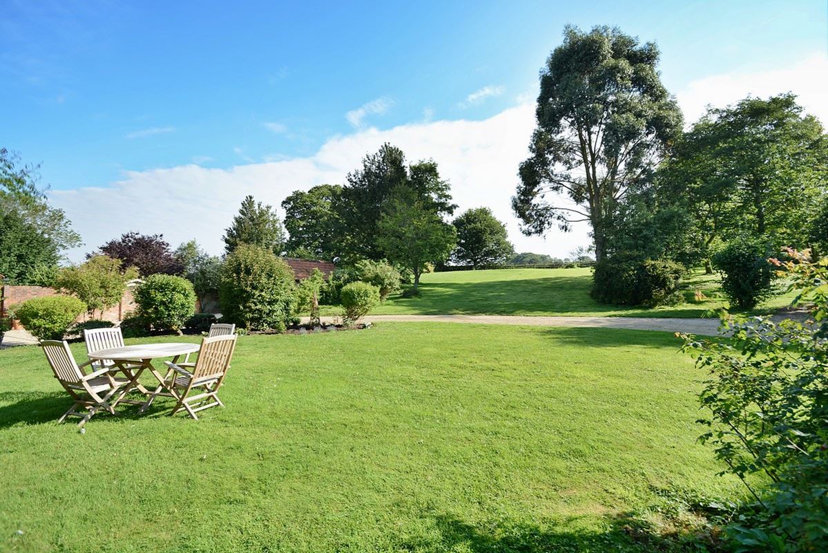 3 bedroom cottage, Harding Farm Cottages, Great Bedwyn SN8 - Let Agreed