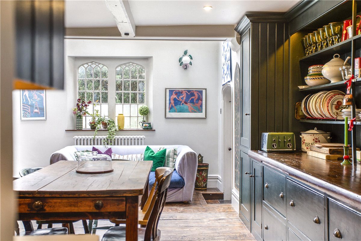 8 bedroom house, Castlefields, Calne SN11 - Available