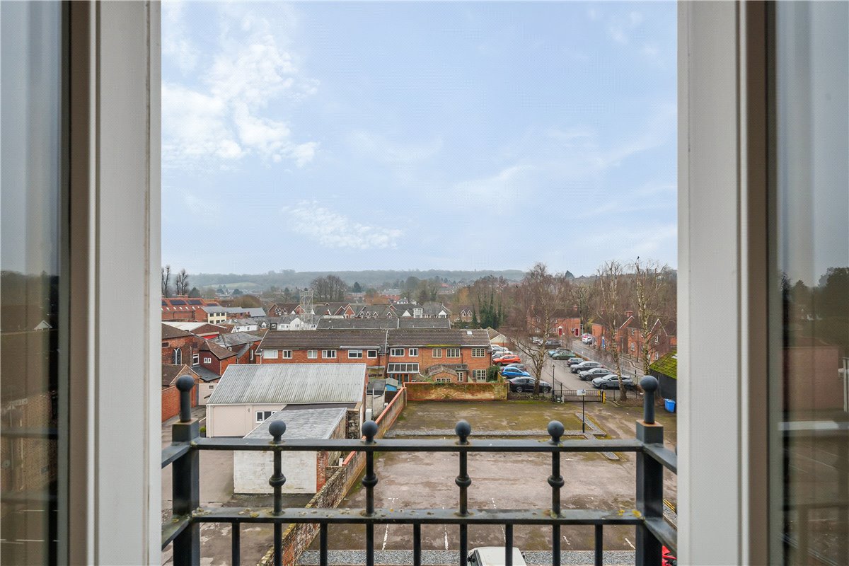 2 bedroom flat, High Street, Marlborough SN8