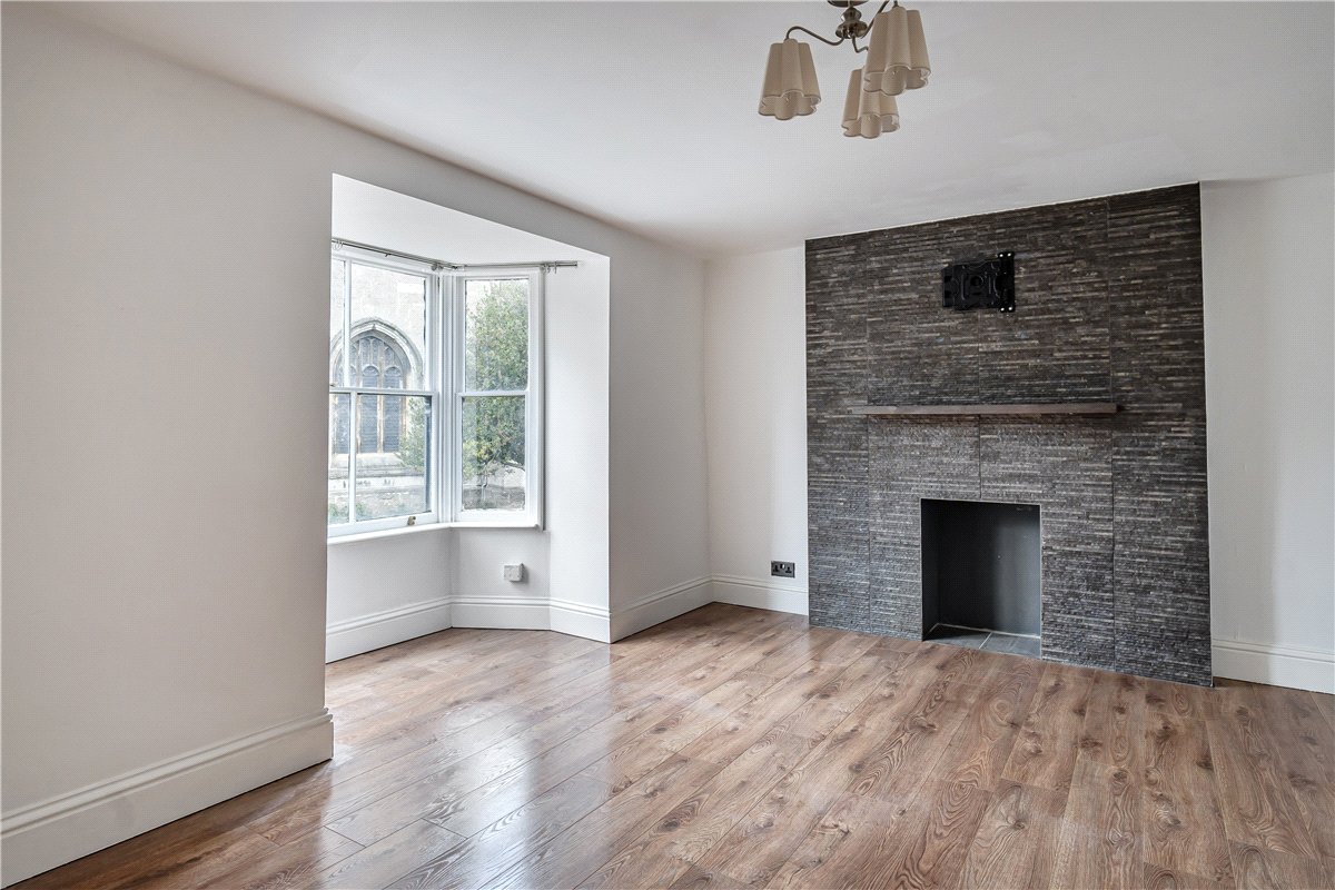 2 bedroom maisonette, High Street, Marlborough SN8 - Available