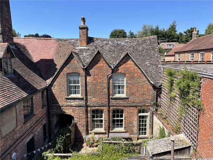 3 bedroom house, High Street, Marlborough SN8 - Available