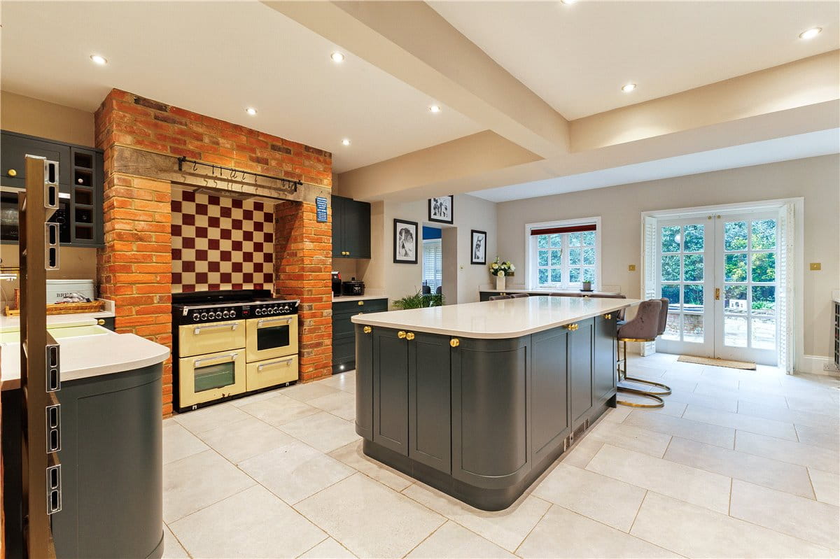 5 bedroom house, Bath Road, Marlborough SN8 - Available