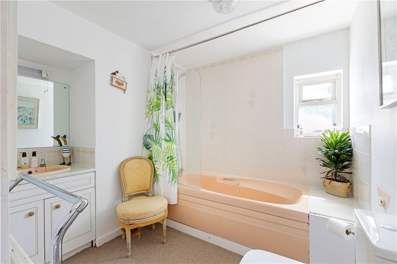 8 bedroom house, Hodson Road, Chiseldon SN4 - Available