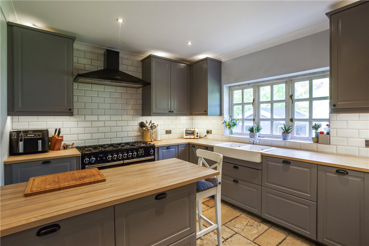 6 bedroom house, Kelham Gardens, Marlborough SN8 - Available