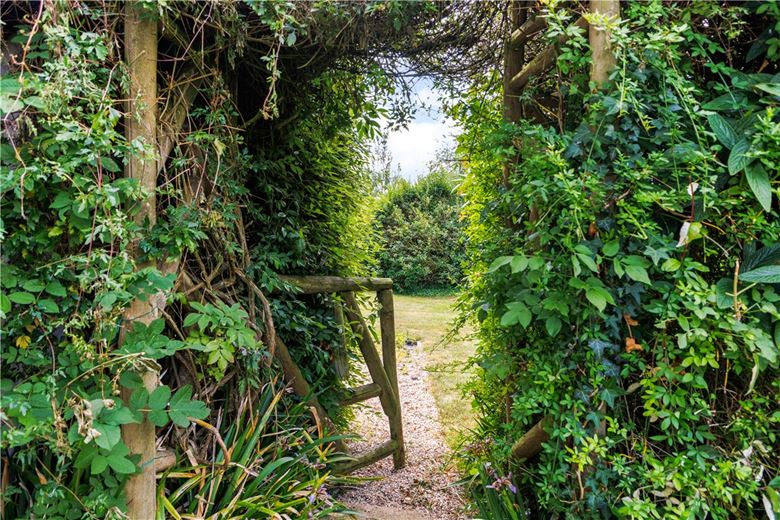 3 bedroom house, Hallam Cottages, Southend SN8 - Sold STC