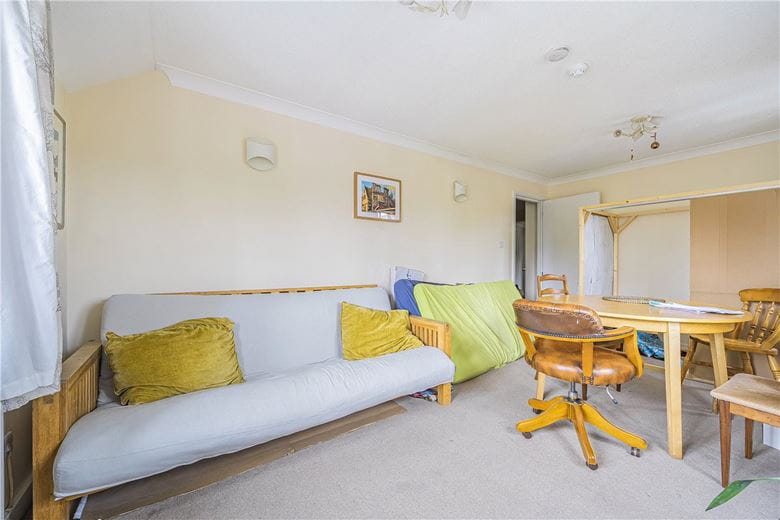 2 bedroom flat, Old Ford Court, High Street SN9 - Available