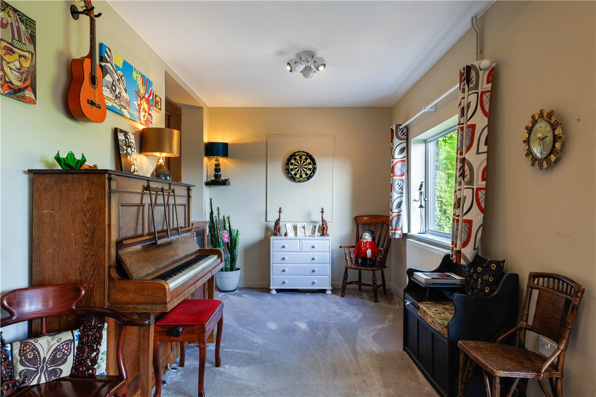 4 bedroom house, Pipers Piece, Herd Street SN8 - Available