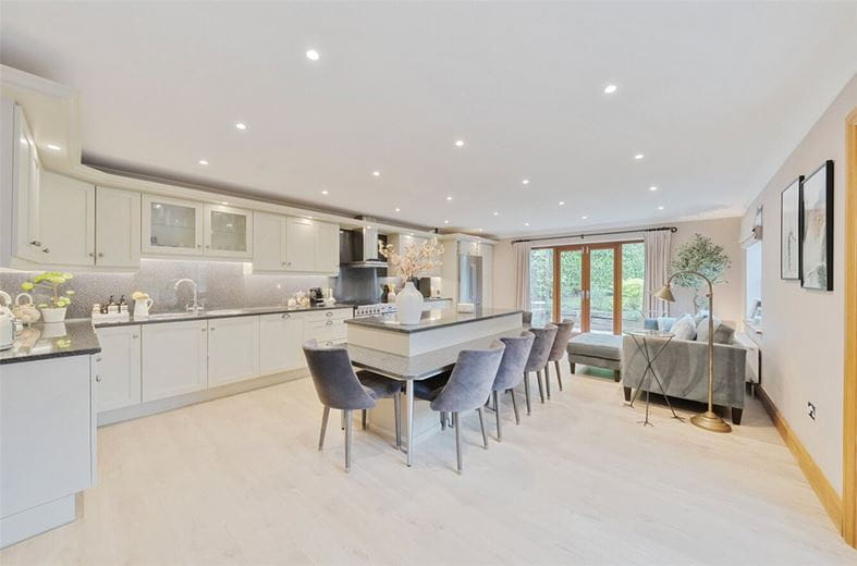 5 bedroom house, Netherstreet, Bromham SN15 - Available