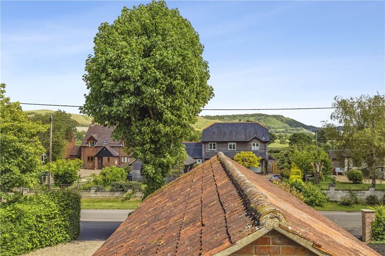 5 bedroom house, Netherstreet, Bromham SN15 - Available