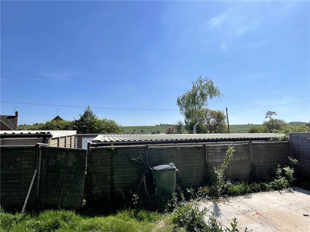 2 bedroom house, Swans Close, Ramsbury SN8 - Sold