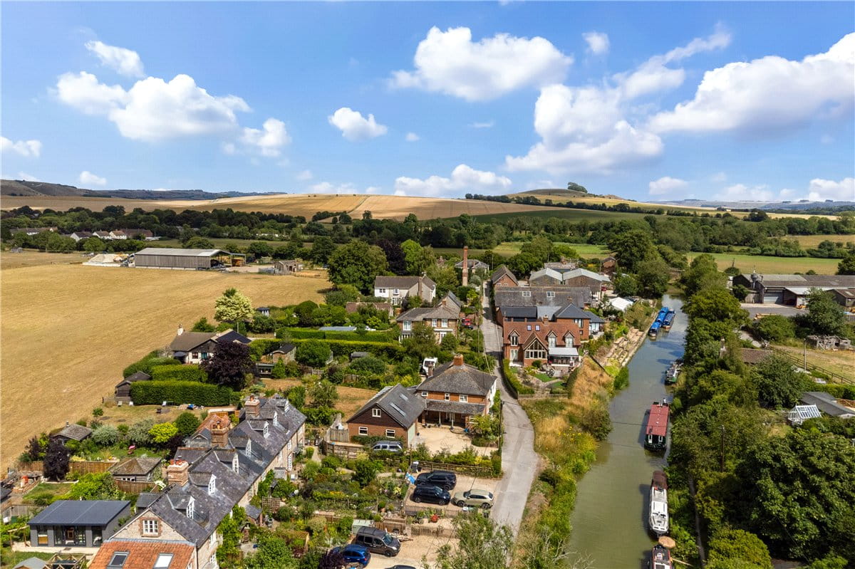 5 bedroom house, Honeystreet, Pewsey SN9 - Available