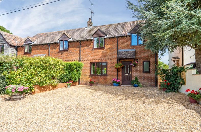 3 bedroom house, Yatesbury, Calne SN11 - Available