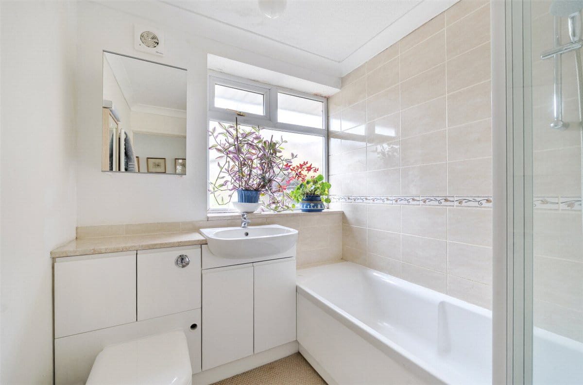 3 bedroom bungalow, Vicarage Close, Marlborough SN8 - Available