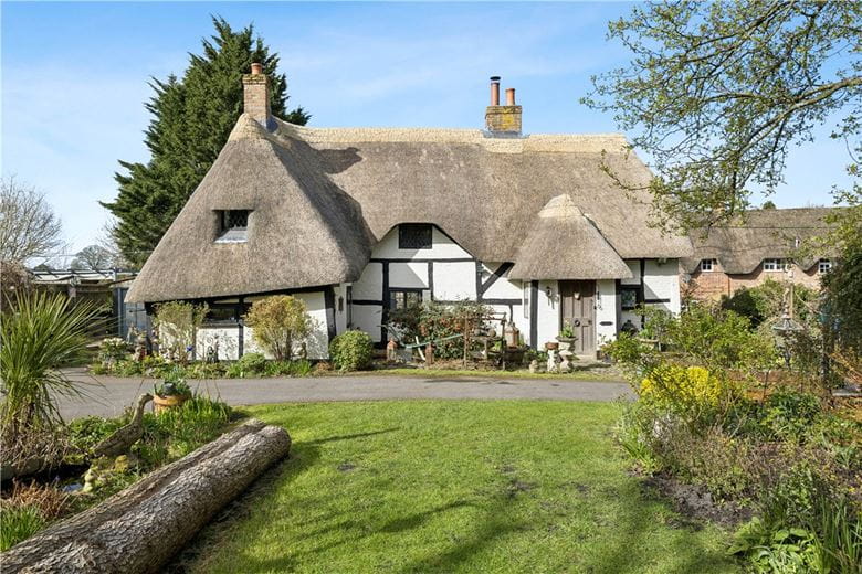 3 bedroom house, High Street, Burbage SN8 - Available