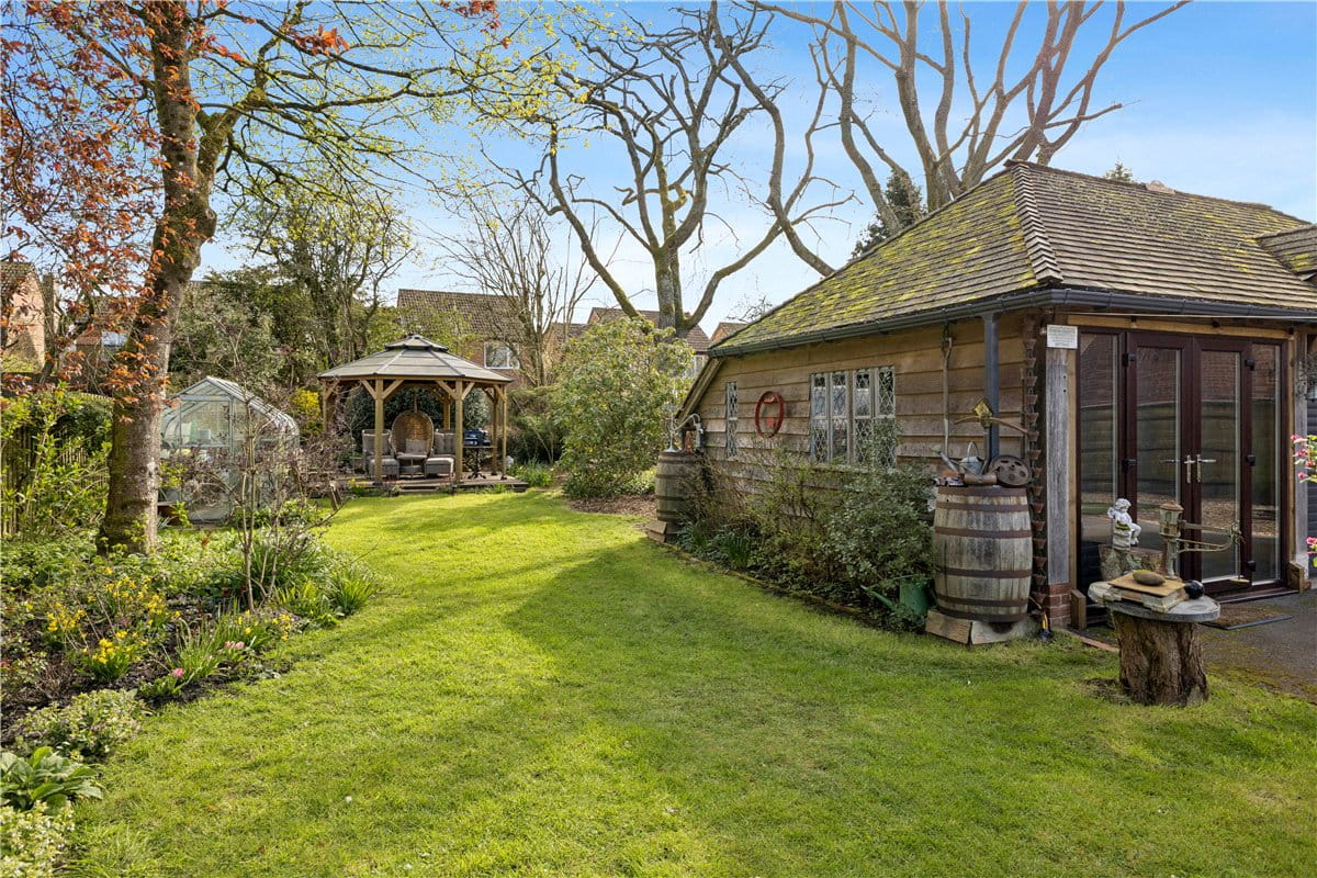 3 bedroom house, High Street, Burbage SN8 - Available