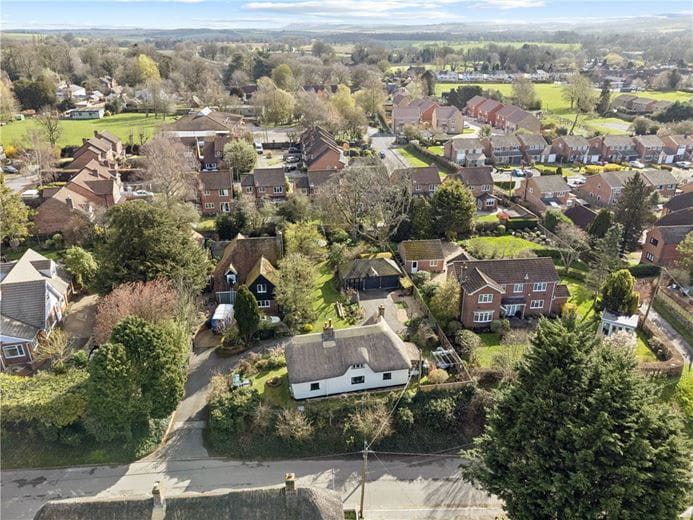 3 bedroom house, High Street, Burbage SN8 - Available