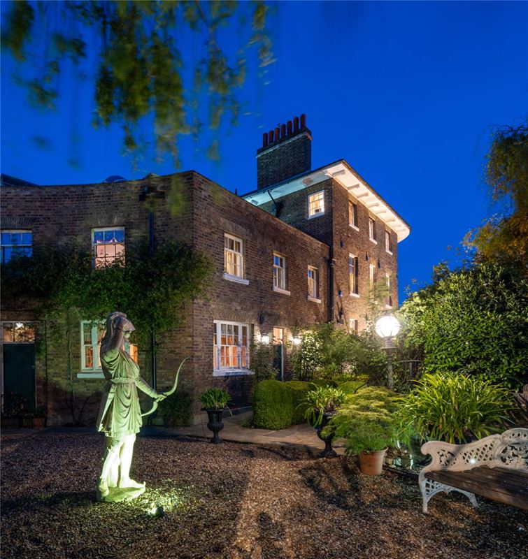 4 bedroom house, St Katharine By The Tower, London E1W - Available