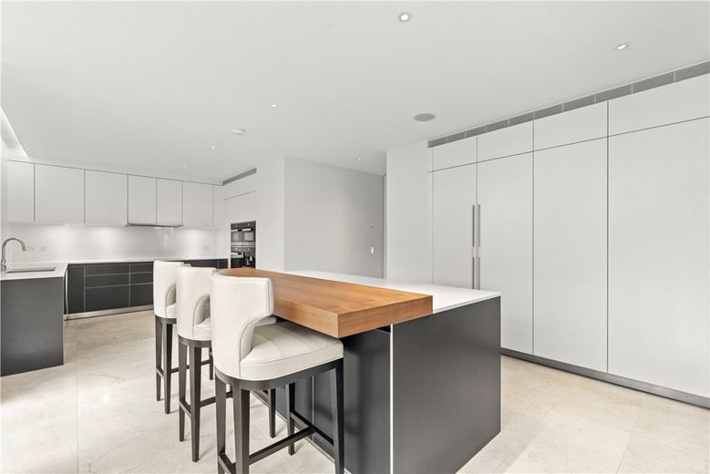 4 bedroom flat, Chelsea Manor Street, Chelsea SW3 - Available