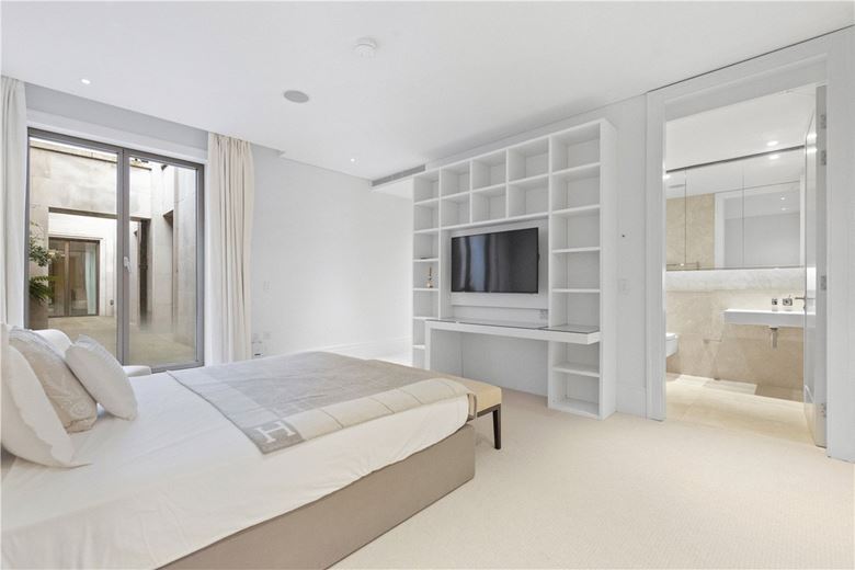 4 bedroom flat, Chelsea Manor Street, Chelsea SW3 - Available