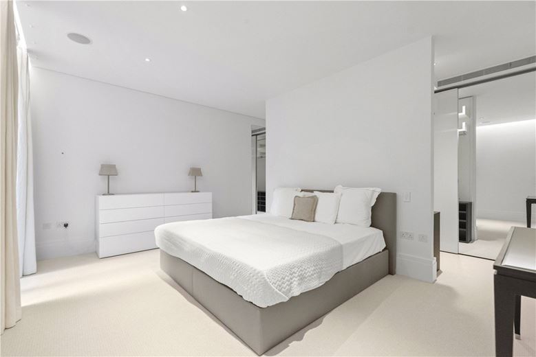 4 bedroom flat, Chelsea Manor Street, Chelsea SW3 - Available