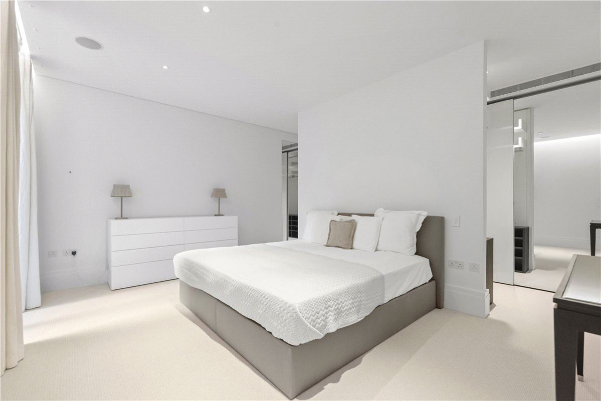 4 bedroom flat, Chelsea Manor Street, Chelsea SW3 - Available