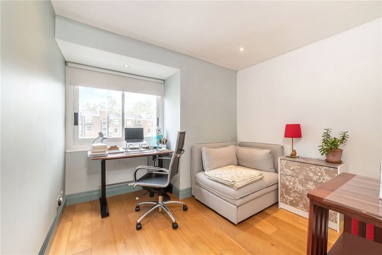 2 bedroom flat, Ennismore Gardens, London SW7 - Available
