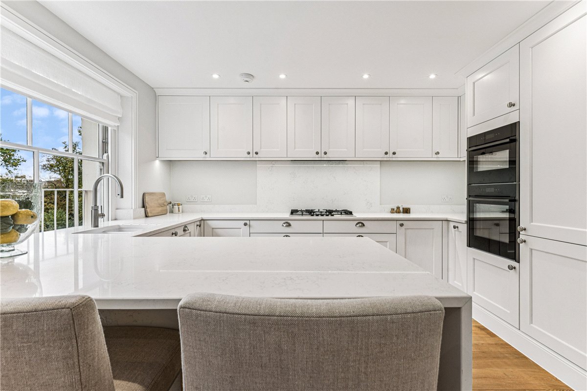 2 bedroom flat, Warwick Square, London SW1V - Available