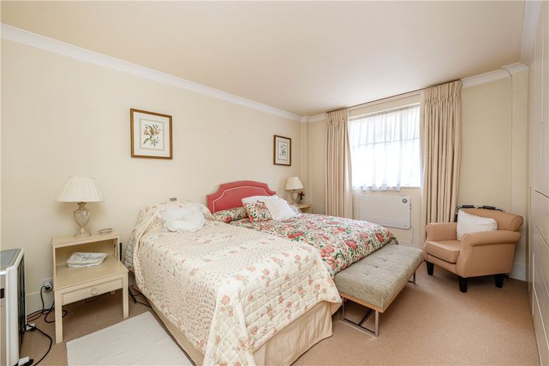 3 bedroom flat, Hans Place, Chelsea SW1X - Sold