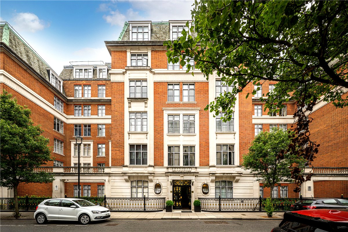 2 bedroom flat, Hallam Street, London W1W - Available