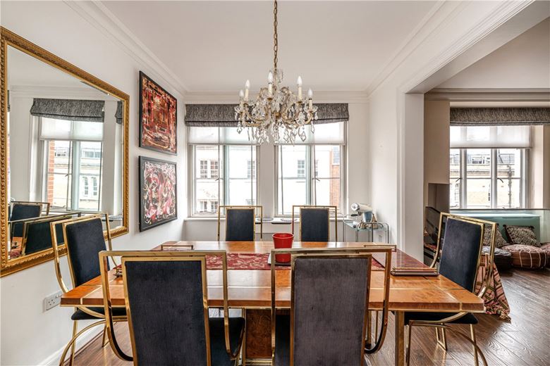 2 bedroom flat, Hallam Street, London W1W - Available