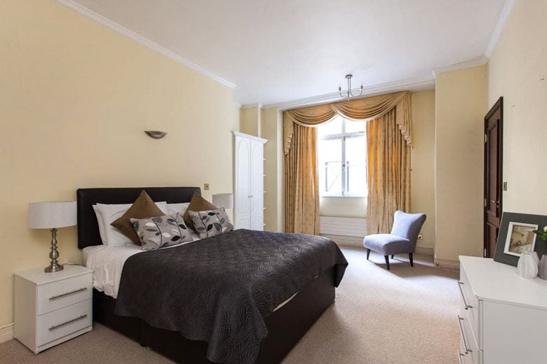 2 bedroom flat, Mansfield Street, London W1G - Available
