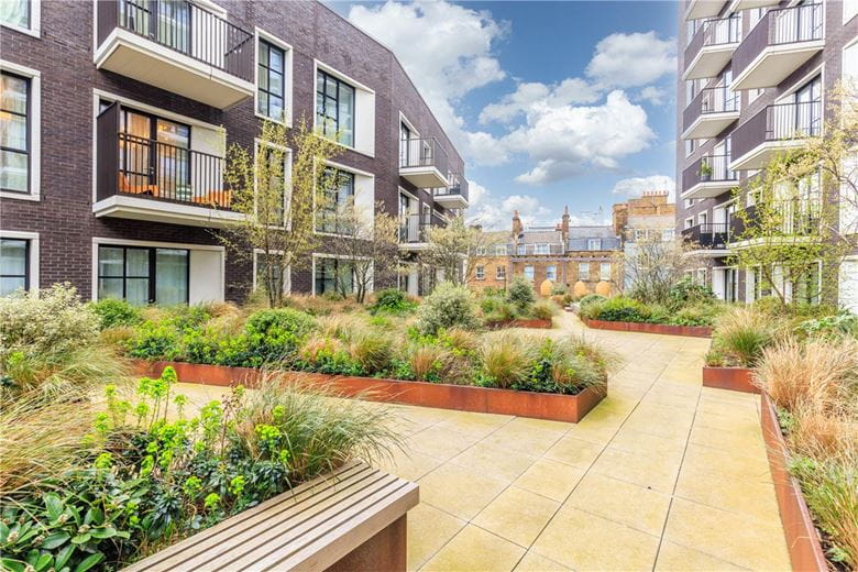 2 bedroom flat, Cleveland Street, London W1T - Available