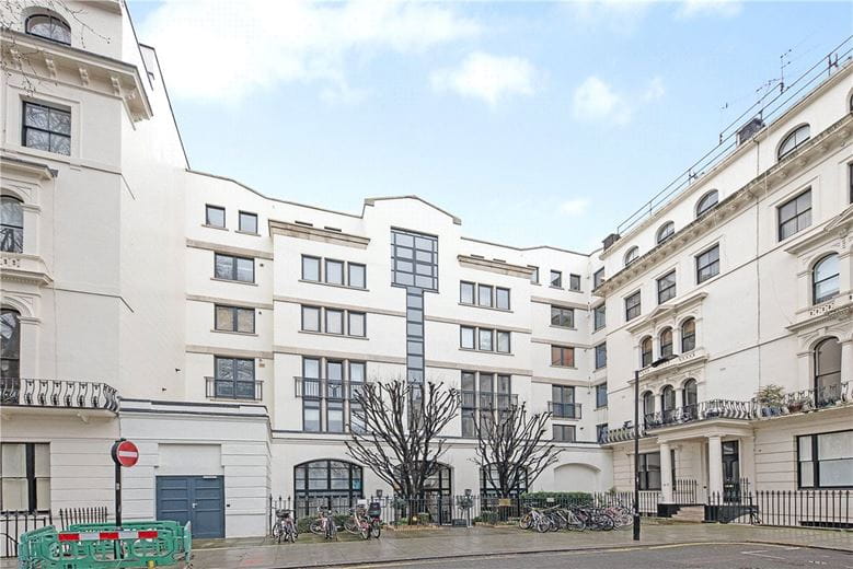 2 bedroom flat, Kensington Gardens Square, London W2 - Available