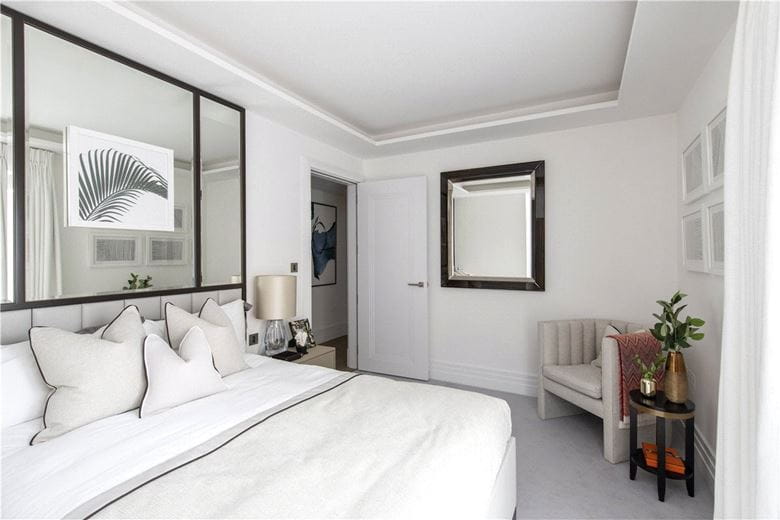 2 bedroom flat, Kensington Gardens Square, Bayswater W2 - Available