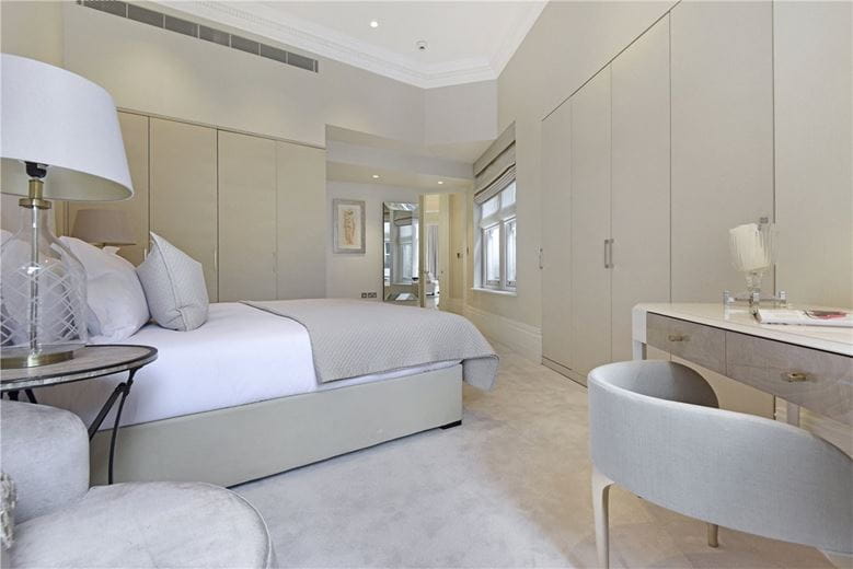 2 bedroom flat, Pont Street, Knightsbridge SW1X - Available