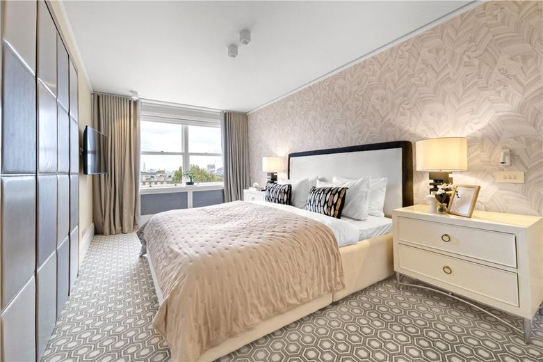 4 bedroom flat, Kingston House South, Ennismore Gardens SW7 - Let Agreed