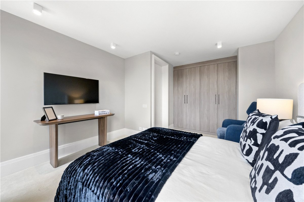 4 bedroom flat, Kingston House South, Ennismore Gardens SW7 - Let Agreed