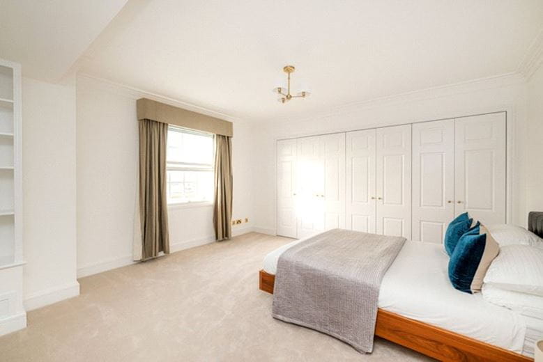 3 bedroom flat, Park Street, Mayfair W1K - Available