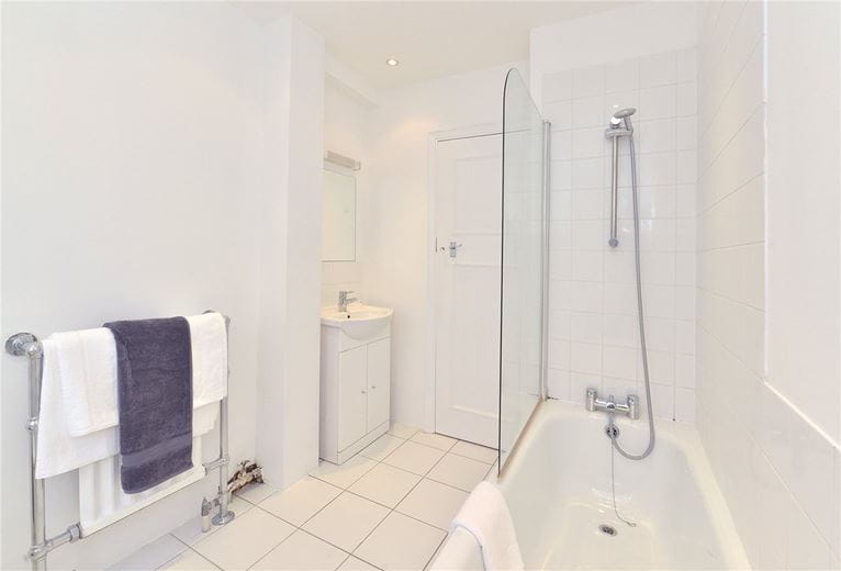 2 bedroom flat, Hill Street, Mayfair W1J - Available