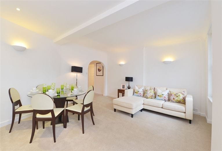 2 bedroom flat, Hill Street, Mayfair W1J - Available