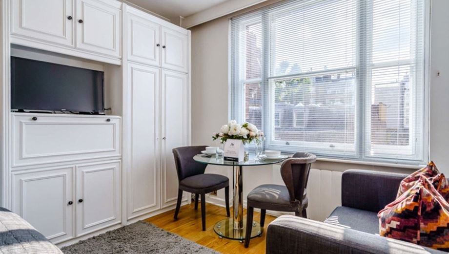  bedroom flat, Hill Street, Mayfair W1J - Available