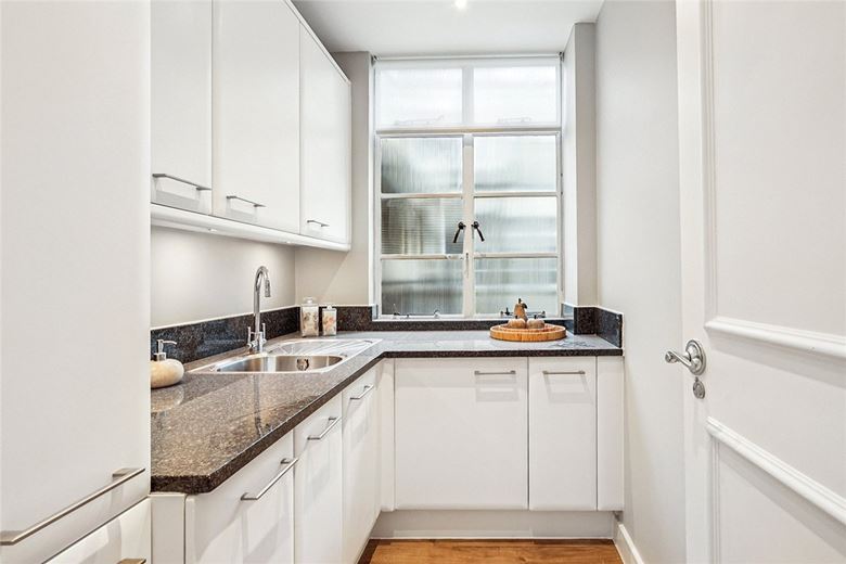 3 bedroom flat, Grosvenor Square, Mayfair W1K - Available