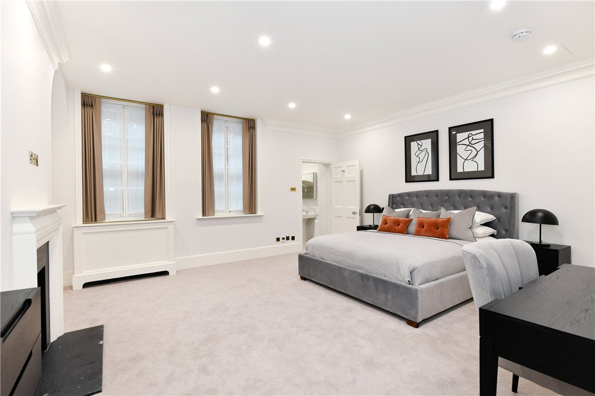 2 bedroom flat, Park Street, Mayfair W1K - Available