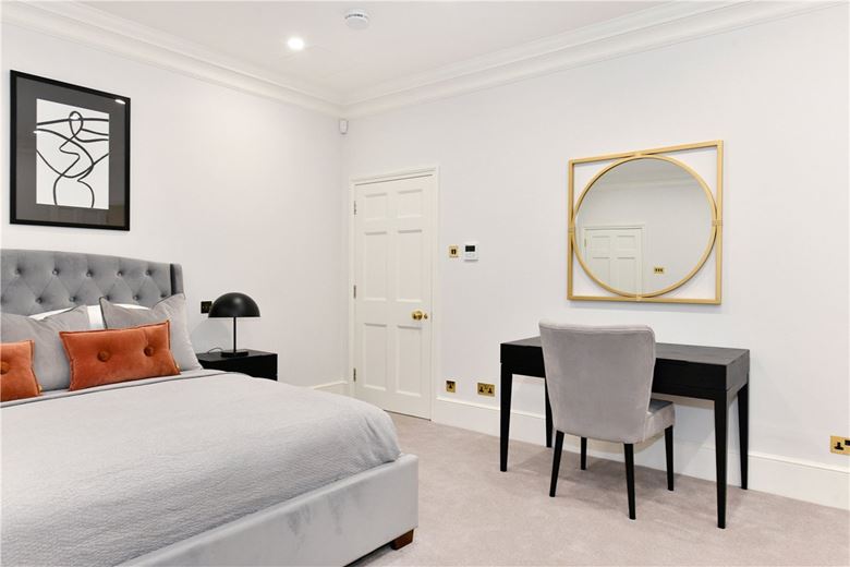 2 bedroom flat, Park Street, Mayfair W1K - Available