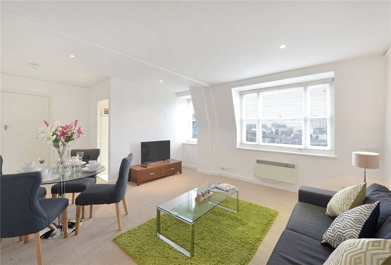 2 bedroom flat, Hill Street, Mayfair W1J - Available